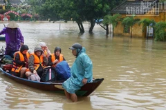 Nhiều khách sạn bị ngập chủ động gọi thuyền di chuyển du khách đến nơi cao ráo.