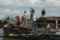 Du khách nước ngoài tham quan chợ nổi Cái Răng, Cần Thơ.