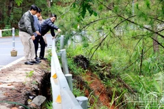 Phó Chủ tịch Ủy ban nhân dân tỉnh Lâm Đồng Nguyễn Hồng Hải đến kiểm tra hiện trường và chỉ đạo xử lý điểm sạt trượt trên đường đèo Mimosa.