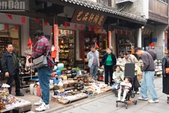 Phố cổ Đồng Quan thu hút nhiều khách du lịch trong nước và quốc tế đến tham quan, mua sắm.