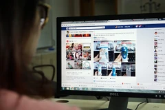 Người tiêu dùng cần tìm hiểu kỹ thông tin người bán, thông tin sản phẩm khi mua sắm trực tuyến. (Ảnh TUỆ NGHI)