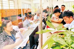 Người dân làm thủ tục tại Trung tâm Phục vụ hành chính công phường Gò Vấp, Thành phố Hồ Chí Minh. 