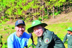 Lãnh đạo Ban Quản lý Vườn quốc gia Tà Đùng cùng các tình nguyện viên trồng cây phân tán vùng đệm.