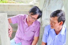 Tiến sĩ Lưu Hồng Sơn cùng cộng sự tại khu vực mộ Tiền hiền Phan Hữu Phàn.