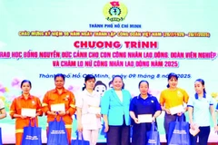 Lãnh đạo Liên đoàn Lao động thành phố trao quà tặng nữ công nhân lao động có hoàn cảnh khó khăn.