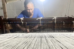 Nghệ nhân làng nghề dệt đũi Nam Cao. 