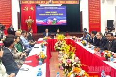 Các đại sứ, đại biện, trưởng các cơ quan, tổ chức quốc tế thăm quan Làng Văn hóa-Du lịch các dân tộc Việt Nam. 