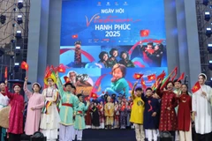 Tái hiện trang phục Việt qua các thời kỳ tại Ngày hội Việt Nam hạnh phúc 2025. 