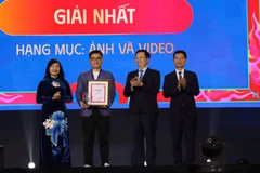 Phó Thủ tướng Chính phủ Mai Văn Chính trao giải Nhất hạng mục ảnh cho tác giả Phạm Ngọc Long Thiên với tác phẩm “Việt Nam kỷ nguyên vươn mình”. 