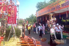 Đồng bào dân tộc Mường tham gia các hoạt động dịp tết dương lịch tại Làng Văn hóa-Du lịch các dân tộc Việt Nam. 