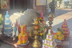 Tượng voi đá được phụng thờ trong Đền A Sào. 