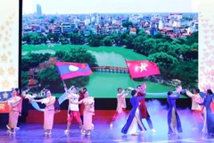 Chương trình biểu diễn do đoàn nghệ thuật nước Cộng hòa Dân chủ Nhân dân Lào thực hiện. (Ảnh: VIỆT HÙNG)