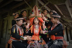 Trang phục cô dâu của phụ nữ Dao đỏ ở Tân Lĩnh, Lào Cai.