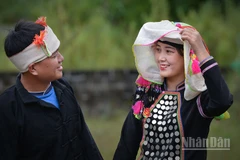 Trang phục cưới truyền thống của người Si La. 