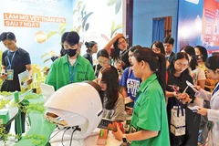 Không gian sự kiện Korea Travel Festa 2025 thu hút hàng nghìn lượt khách với các hoạt động tư vấn du lịch và văn hóa. (Ảnh MẠNH HẢO)