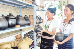 Thiếu nữ Chu Ru với sản phẩm gốm truyền thống.