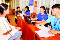Thanh niên tình nguyện tỉnh Đồng Nai hỗ trợ người dân thực hiện thủ tục hành chính tại Trung tâm Phục vụ hành chính công xã Đắk Nhau.