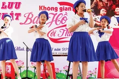 Các em thiếu nhi Nhà Thiếu nhi thành phố biểu diễn trong chương trình Giao lưu nghệ thuật Không gian Bác Hồ với thiếu nhi. (Ảnh THÚY BÌNH)