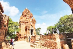 Nhiều du khách trẻ thích thú khi check-in tại Tháp Pô Klong Garai.