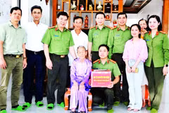 Bộ Tư lệnh Cảnh vệ cùng chính quyền địa phương thăm tặng quà Mẹ Việt Nam Anh hùng Trần Thị Liền, sinh năm 1930 ở thôn Nam Sơn, xã Bến Hải.
