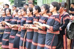 Các thiếu nữ Ê Đê tay trong tay thắt chặt tình đoàn kết trong Ngày hội Đại đoàn kết toàn dân tộc của buôn làng.