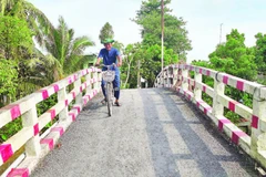 Ông Thum vẫn thường xuyên đi qua các cây cầu ông xây ở Mỹ Thới để kiểm tra chất lượng.
