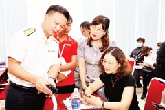 Lãnh đạo Thuế Thành phố Hồ Chí Minh hướng dẫn người nộp thuế các ứng dụng thuế.