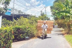 Người dân xã Hòa Long chở lọp đi giao cho khách.