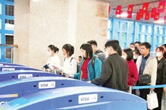 Người dân trải nghiệm hệ thống soát vé tự động, ứng dụng giải pháp sinh trắc học và thanh toán không dùng tiền mặt trên tuyến tàu điện Cát Linh-Hà Đông.