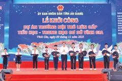 Phó Thủ tướng Chính phủ Bùi Thanh Sơn tặng quà cho học sinh có hoàn cảnh khó khăn của Trường trung học cơ sở Lương An Trà.
