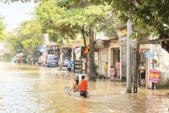 Nhiều khu vực ở phường Tây Mỗ bị ngập sâu, kéo dài sau đợt mưa lớn ngày 7-8/10/2025.