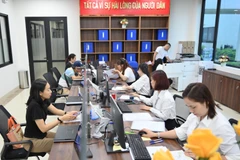 Cán bộ phường Đống Đa tiếp nhận hồ sơ hành chính từ người dân trong ngày đầu vận hành mô hình mới.