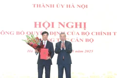 Tổng Bí thư Tô Lâm trao quyết định, tặng hoa chúc mừng đồng chí Nguyễn Duy Ngọc.