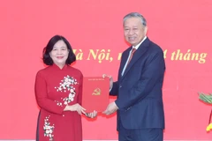 Tổng Bí thư Tô Lâm trao Quyết định của Bộ Chính trị phân công đồng chí Bùi Thị Minh Hoài giữ chức Bí thư Đảng ủy Mặt trận Tổ quốc, các đoàn thể Trung ương nhiệm kỳ 2020-2025.