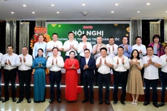 Các đồng chí lãnh đạo Báo Nhân Dân và thành phố Cần Thơ và các đại biểu tham dự hội nghị.