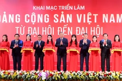 Tổng Bí thư Tô Lâm và các đồng chí lãnh đạo Đảng, Nhà nước cắt băng khai mạc Triển lãm “Đảng Cộng sản Việt Nam - Từ Đại hội đến Đại hội”. (Ảnh: ĐĂNG KHOA)