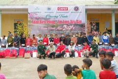 Đồn Biên phòng Ba Nang phối hợp các nhà hảo tâm trao quà cho người dân xã Đakrông.