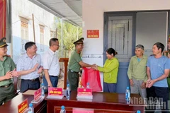 Lãnh đạo Công an tỉnh Lâm Đồng và địa phương thực hiện nghi thức bàn giao nhà ở cho các gia đình tại xã Thuận An.