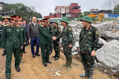 Đại tướng Nguyễn Tân Cương thăm hỏi, động viên lực lượng tham gia lắp đặt cầu phao bắc qua sông Lô.