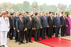 Các đồng chí lãnh đạo, nguyên lãnh đạo Đảng, Nhà nước vào Lăng viếng Chủ tịch Hồ Chí Minh. (Ảnh: THẾ ĐẠI)
