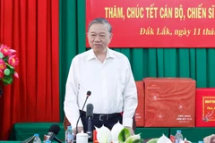 Bí thư Quân ủy Trung ương chúc Tết cán bộ, chiến sĩ đồn biên phòng EA H’Leo, tỉnh Đắk Lắk. (Ảnh: Thống Nhất/TTXVN)