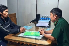 Bộ đội Biên phòng làm việc với đối tượng Đ. (Ảnh: Biên phòng cung cấp).