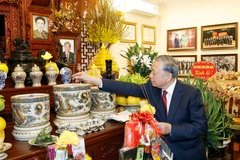 Tổng Bí thư Tô Lâm thắp hương tưởng niệm Tổng Bí thư Lê Khả Phiêu. (Ảnh: Thống Nhất - TTXVN)