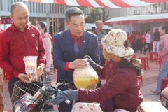 Ban tổ chức trao tặng quà cho người khuyết tật đến chợ Tết 0 đồng.