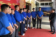 Đoàn viên thanh niên Chi nhánh Khai thác đường sắt Hà Thanh chuẩn bị phương án hỗ trợ hành khách đi tàu Tết.