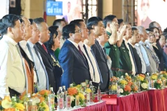 Thủ tướng Phạm Minh Chính và các đại biểu dự chương trình đã cùng hát vang bài Tiến Quân ca. (Ảnh: Thủy Nguyên)