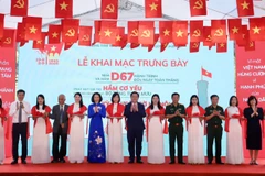 Các đại biểu cắt băng khai mạc chuỗi hoạt động trưng bày, triển lãm tại Hoàng thành Thăng Long.