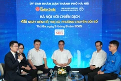 Các đại biểu trao đổi kinh nghiệm về chuyển đổi số trong vận hành chính quyền địa phương 2 cấp.