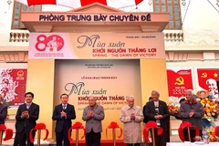 Các đại biểu cắt băng khai mạc trưng bày chuyên đề "Mùa Xuân - Khởi nguồn thắng lợi".