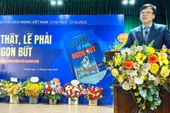 Nhà báo, nhà văn Hồ Quang Lợi chia sẻ tại buổi lễ ra mắt sách “Sự thật, Lẽ phải và Ngọn bút”.